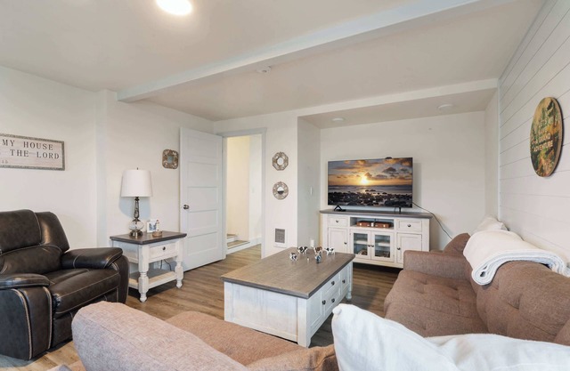 Navigate Stays: Waterfront w/Bay Views & More