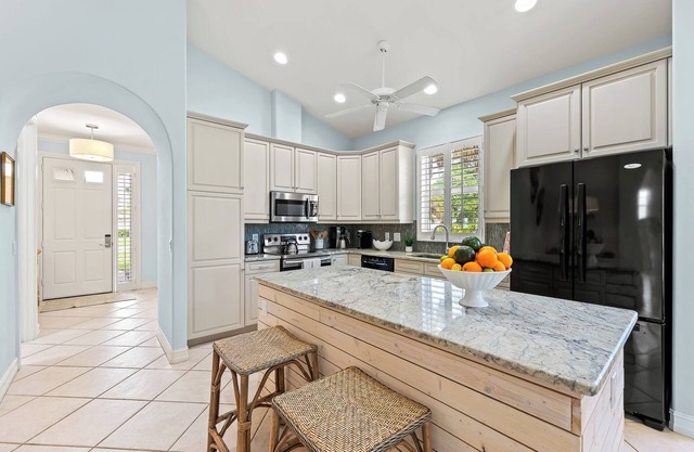 Neapolitan - Newly Renovated 3-BR Luxury Home with Private Pool. Enjoy a Fully Equipped Kitchen and Free Wi-Fi