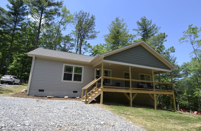 Near Asheville*Hot Tub* New Home*Mountain Views*family friendly*Fire pit