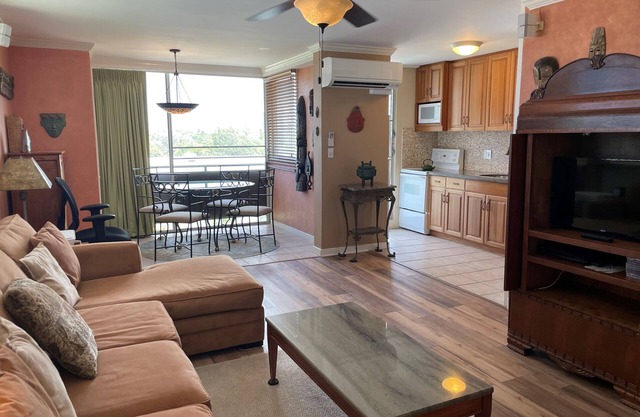 Near Beach, Great Views, Pool, Splitpac AC, Parking, Fast Wifi. Garden setting.