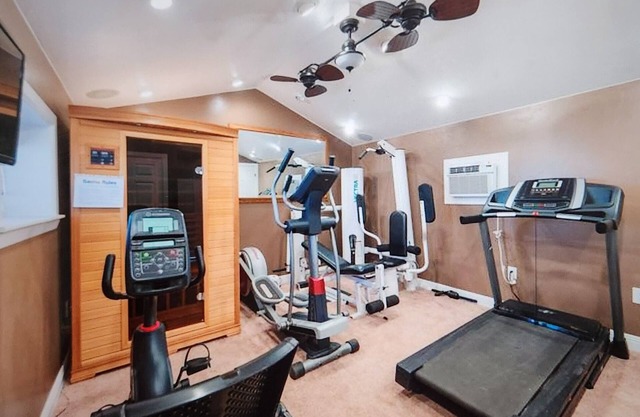 Near Bryce & Zion;2 houses, sleep 14;hot tub-sauna-gym-firepit-backyard-downtown