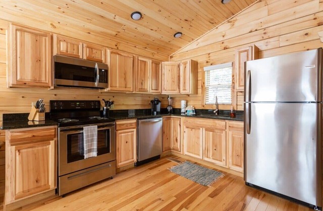 Near Downtown Gatlinburg/Hot Tub/Newly Built Cabin