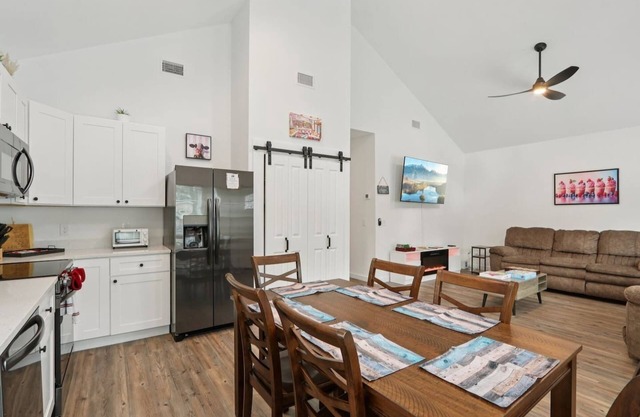 Near Downtown | TVs,Arcade,Games, Fun!-3BR/2BA/6BD