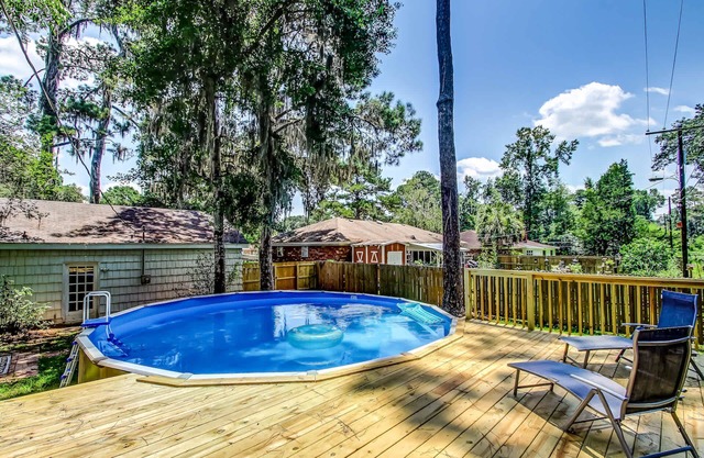 Near Downtown with a Pool! Oatland Island Escape