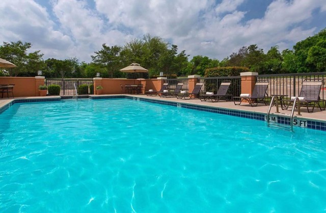 Near High Five Entertainment! FREE Parking, Outdoor Pool, Pets Allowed!