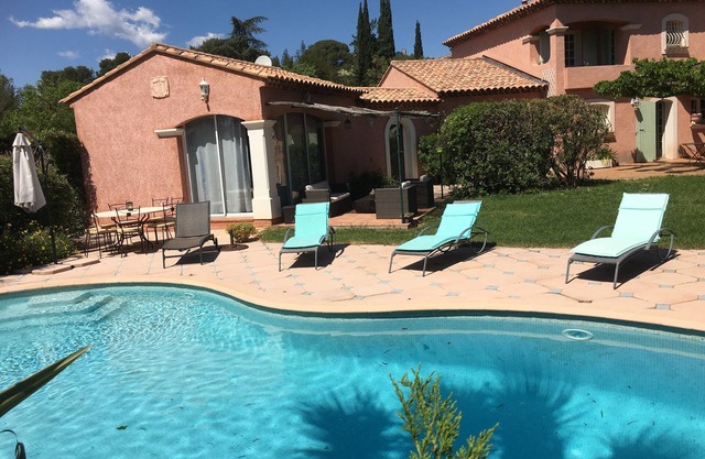 Near Hyères les Palmiers, beautiful air-conditioned Mas - swimming pool - beautiful beaches 12min away