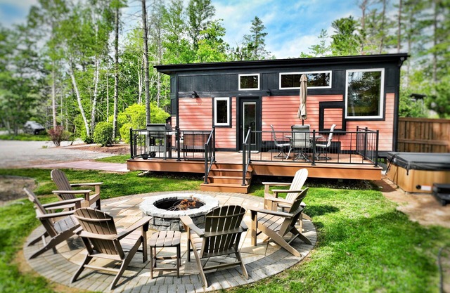 Near Pictured Rocks and trails, access to AuTrain river, with private hot tub