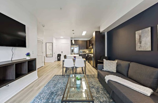 Near QUC Campus | Pool,Gym,W/D,Balcony,Parking