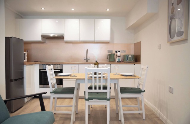 Near Shops, 5 Mins Walk to Beach, 10 Minutes Walk to Harbour