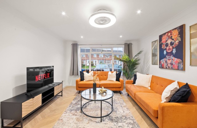 Near Town Centre, Big Patio, Free Parking Sleeps 8