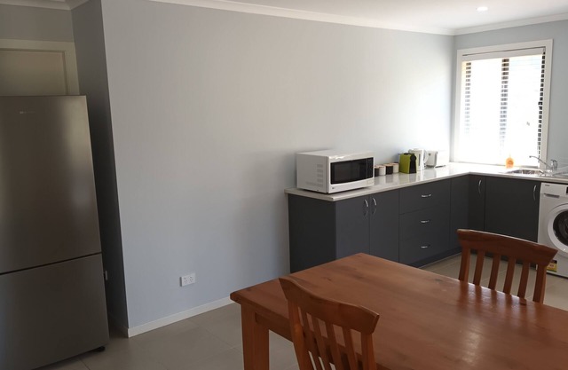 Neat 1 Bedroom apartment with Mountain Views