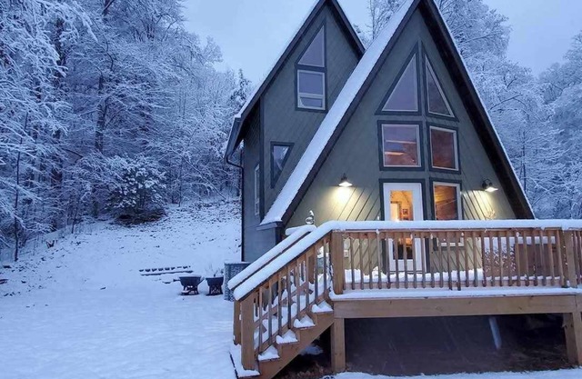 Need a Romantic Getawy? Hot Tub DogFriendly/Close to Hiking, tubing & Casino