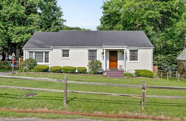 Neighborhood Retreat - Large Yard, Family, Fire Pit - Recently Re-opened