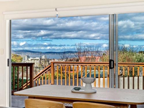 Neilsen Cottage - Serene River Views near Hobart CBD
