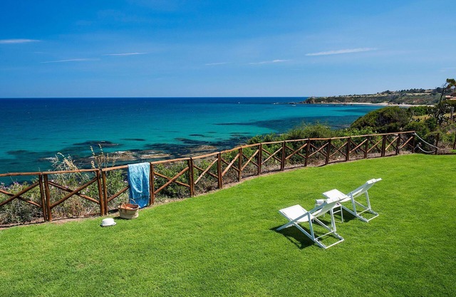 Neptune - Villa in front of the Sea for 6 People, WIFI, A/C, Garden
