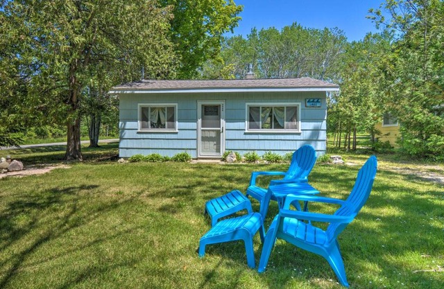 Nestle by Lake Charlevoix Cottage Pets Welcome!