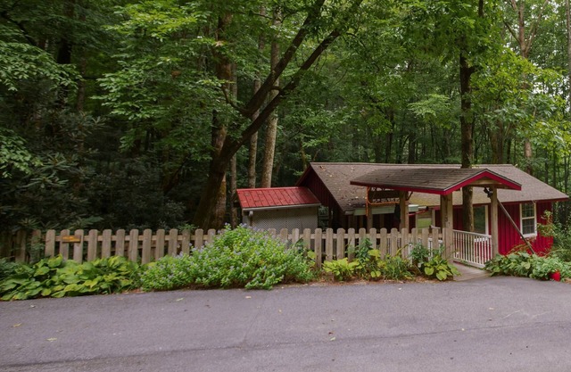 Nestled on Stream - Hot Tub - Grill - Fireplace - Fenced - WiFi - Pets OK