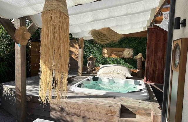NEW 114M2 HOUSE with JACUZZI (sleeps 6)
