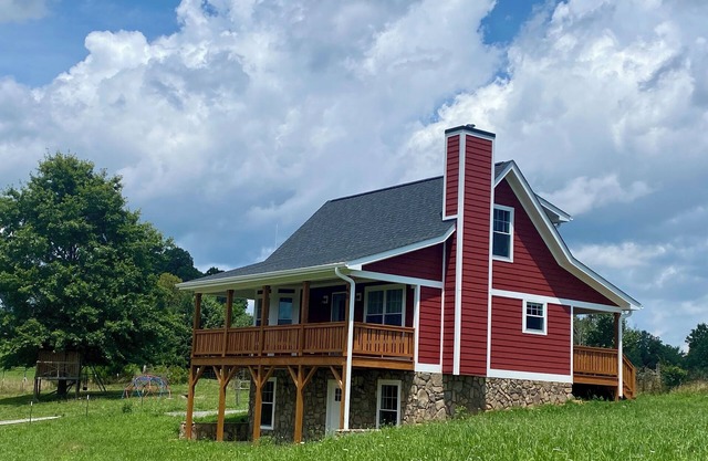 New 2 BR house with panoramic views, 15 mins to DT AVL.