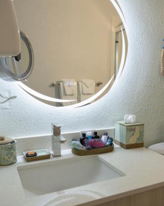 New 2025-Ocean Sands Beach Boutique Inn-Sauna and Salt-Mineral Pool -Free Beach Bikes and Famous Beach-Nightly Popcorn-Bathrobes and Sunscreen in all rooms-Ultra Sparkling Certified-Free Laundry-4 Grand Presidential Black Beds in all rooms