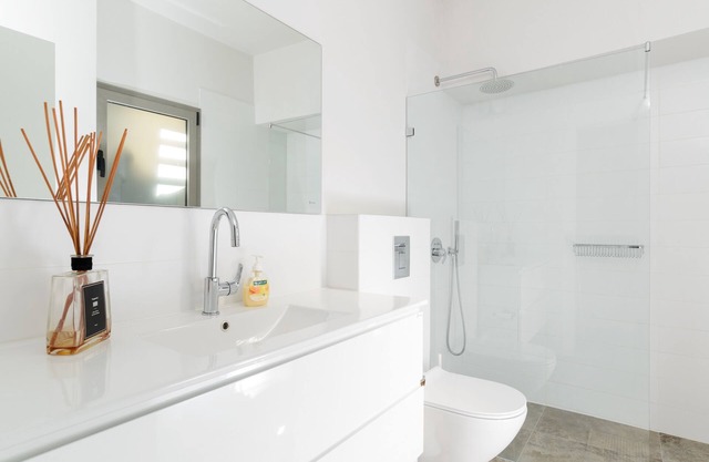 NEW 2Bed/2Bath Center Rothschild