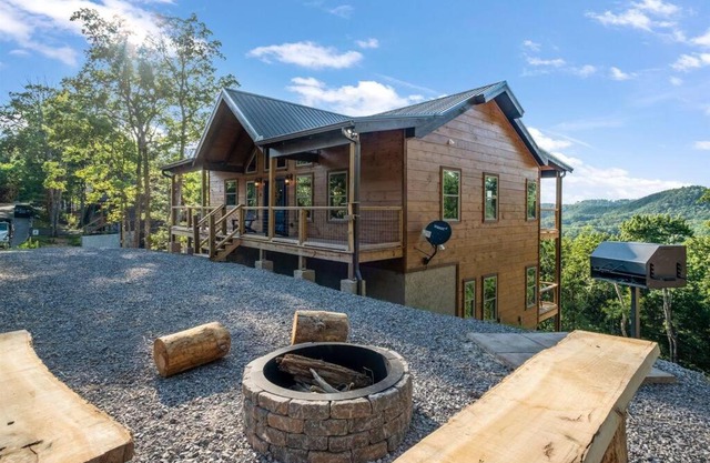New/3 King Suites/Sleeps12/View/5 mi to PF/Hot tub