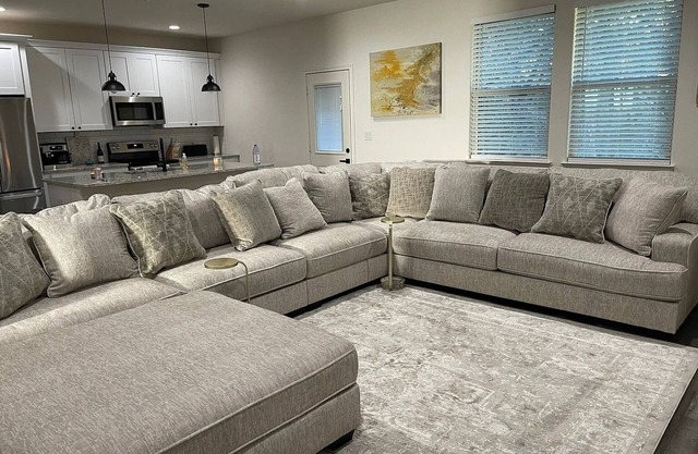 New 3BR by Hospital & Lake Granbury w/Starlink internet,local pool,4-80in TVs