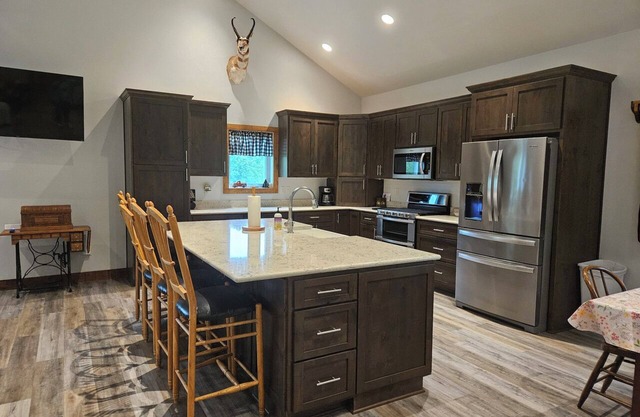 New 4-bedroom for rent during EAA! Sleeps 17, large loft and three bedrooms!