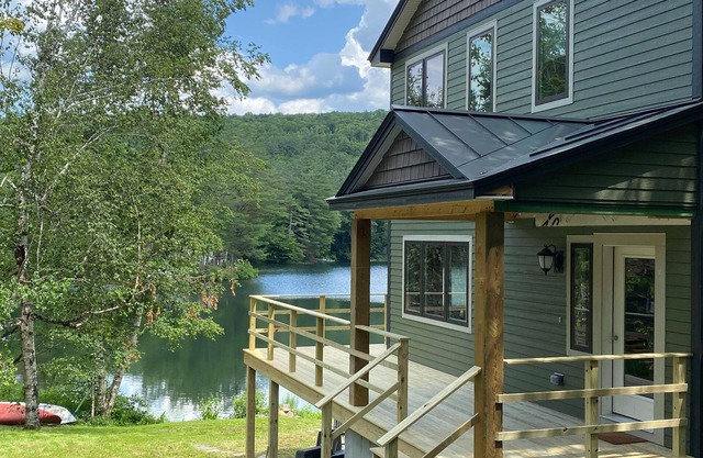 New 4 Bedroom Lakefront House on Lake Pauline sleeps 8 -10 people
