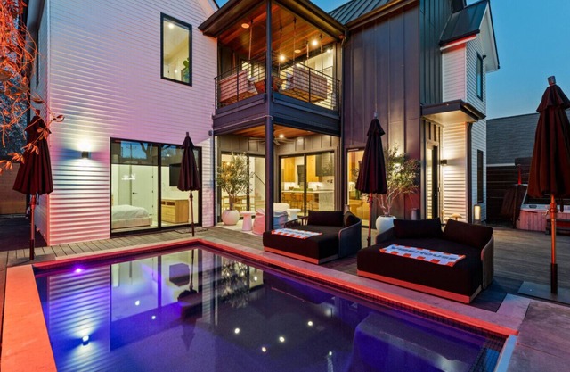 New! 6 BR, 4.5B, Pool, Hot Tub, Cold Plunges, Outdoor Sauna, Bar, 9 TVs, Arcade