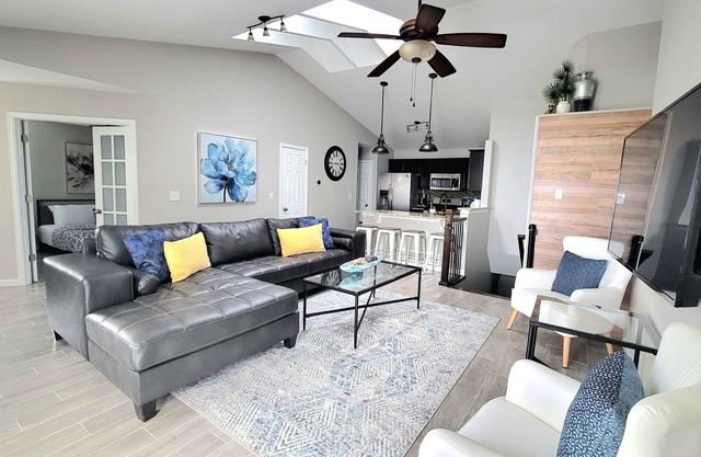 NEW 6bdrms, 6baths; Near Dining, Shops, & Shops. Great for Red Rocks & Downtown!