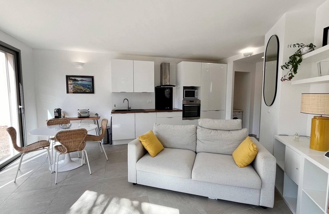 New air-conditioned apartment in house + peaceful garden just 500m from the sea.