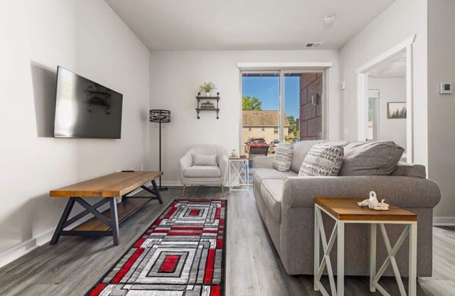 *NEW* Amazing First Floor Condo Near Downtown TC