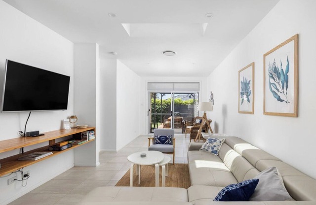 New Bright Modern Family Villa, near Beach Dogs also welcome. Free Wifi+Netflix