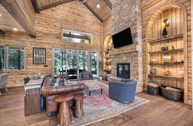 New Build Luxury Yellowstone House, 6 acres, Decks, Fire pit, Heat & AC on Creek