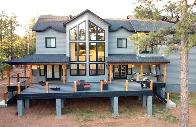 New Cabin In Pines, Hot Tub, Deck, Pet Friendly