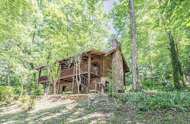 New Cabin walking distance to Lake Lure Beach and minutes from Chimney Rock.