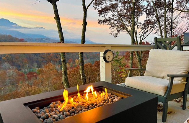 New Cabin with Big Views, Fire Table, 2 Primaries