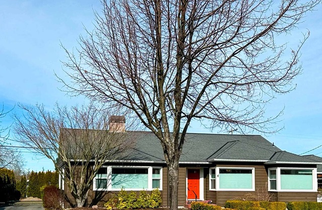 New! Charming Vintage House in the Heart of Sequim
