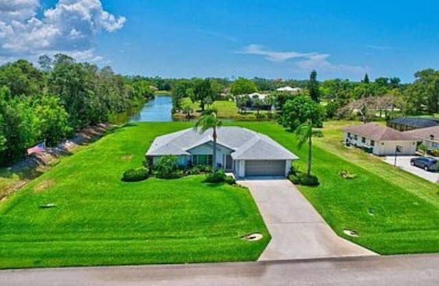 New, clean and spacious house in Central Naples, close to beach, Pet friendly!
