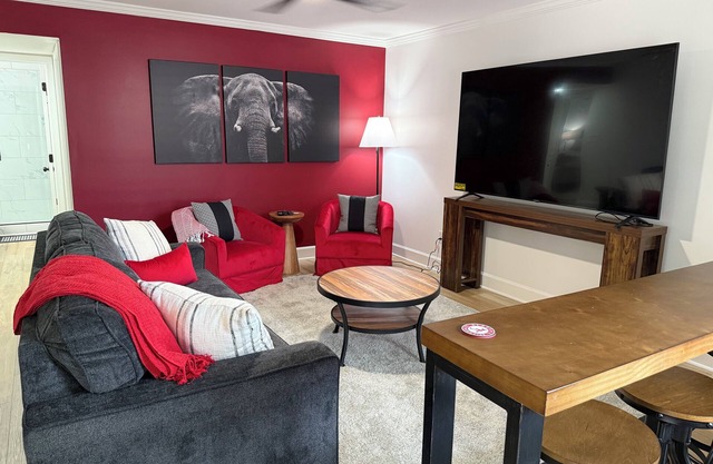 NEW condo- 1.5mi walk to Bryant-Denny! Cozy 2/2 perfect for Gameday weekends!