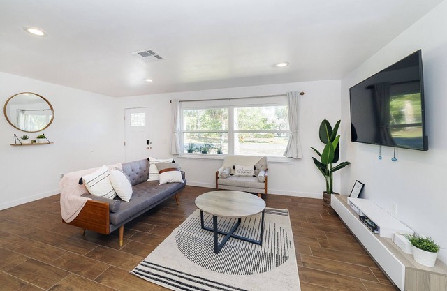 NEW Cozy House| 5 Min Three Sisters Springs