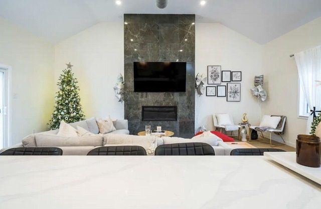 *New* Cozy Ski in/out chalet with hottub in the heart of the blue mountains.