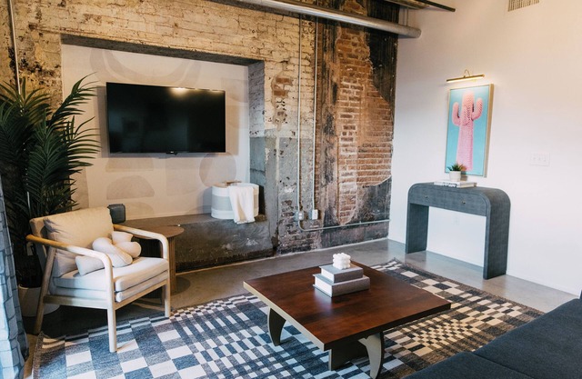 NEW Downtown Apartment - Parking Included, Walk to Orpheum, Forum, and Beale!