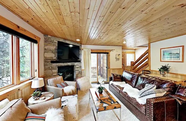 NEW! ENTIRE Cabin townhome-HOT TUB-FIREPLACE-Garage-Walk to SKI LIFT