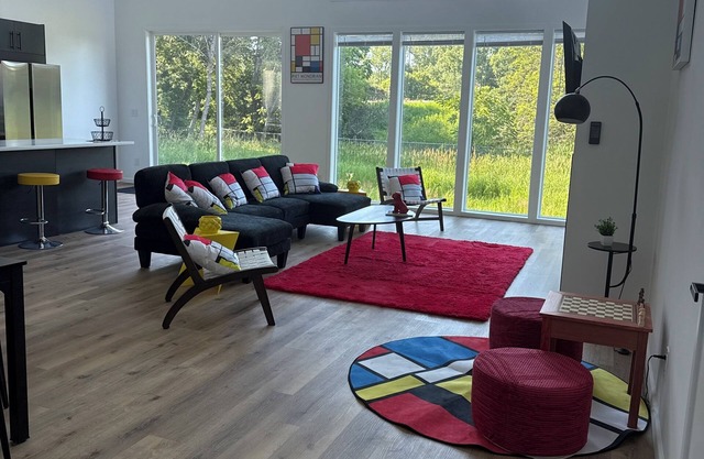 NEW GORGEOUS MODERN HOUSE VERYSTYLED FEW BLOCKS FROM FAMOUS DOWNTOWN OF WAYZATA