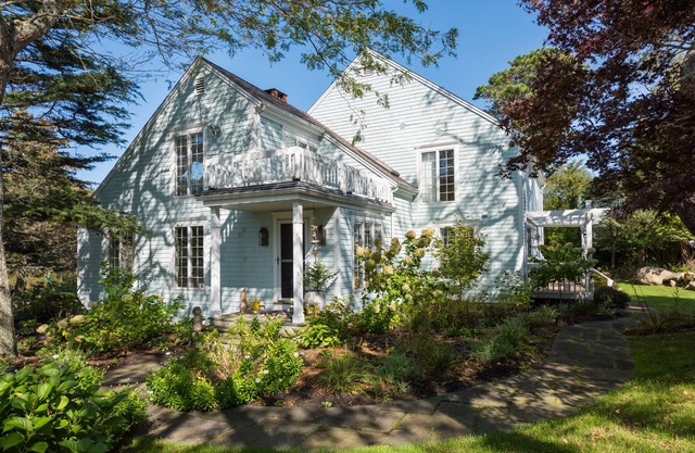 NEW! Gorgeous Northside 4 bdrm 3 bath home with Waterviews, Sleeps 8