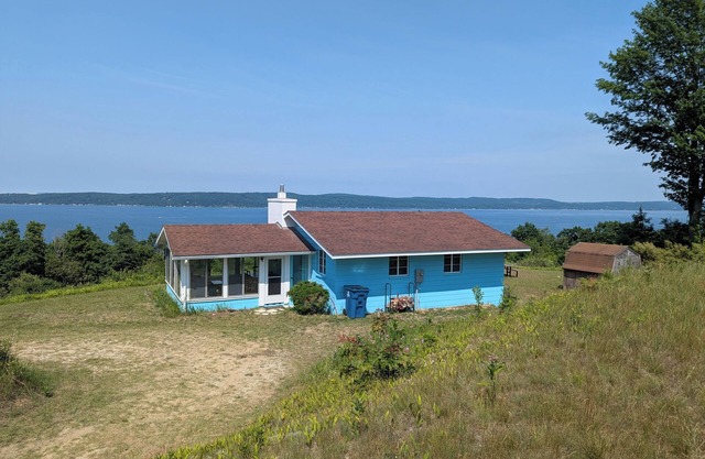 New! Hill Hideaway - Secluded and Peaceful with Incredible Lakeviews!