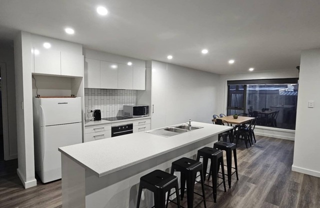 New home, 5 minutes drive to beaches & MTB trials, walk to shops, pets, WiFi