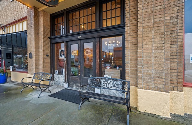 NEW! Hotel Cathlamet Room 204 - Garden View Queen